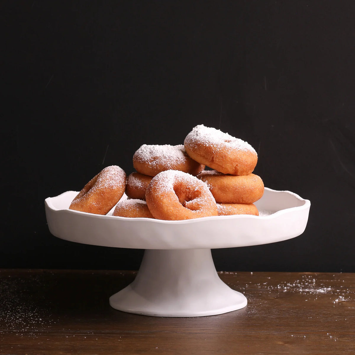 Beatriz Ball VIDA Nube Round Pedestal Cake Plate (White)